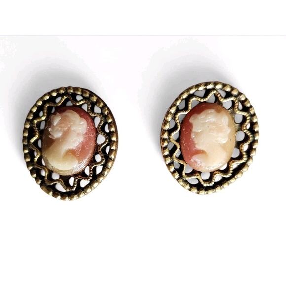 Vintage Mid-Century Yellow Gold Tone Cameo Clip On Earrings Euc - Picture 1 of 9